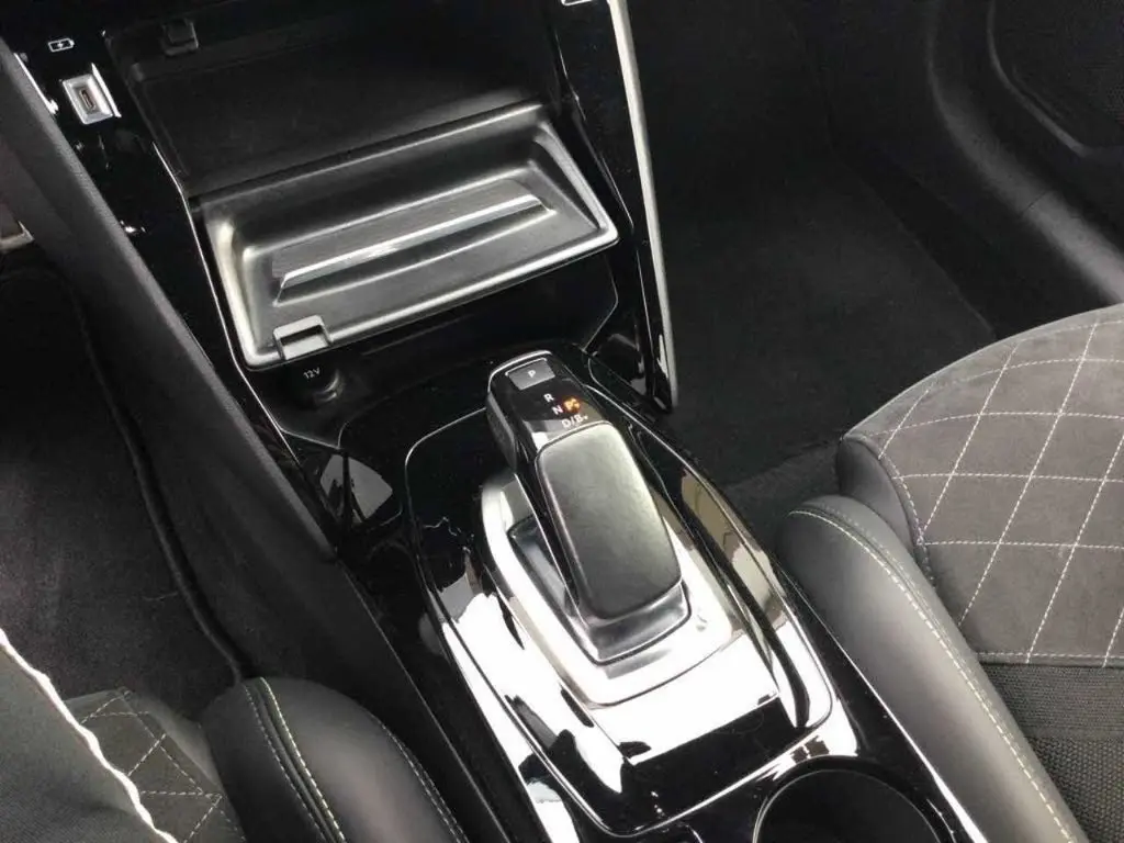 Peugeot e-208 GT-Line 5