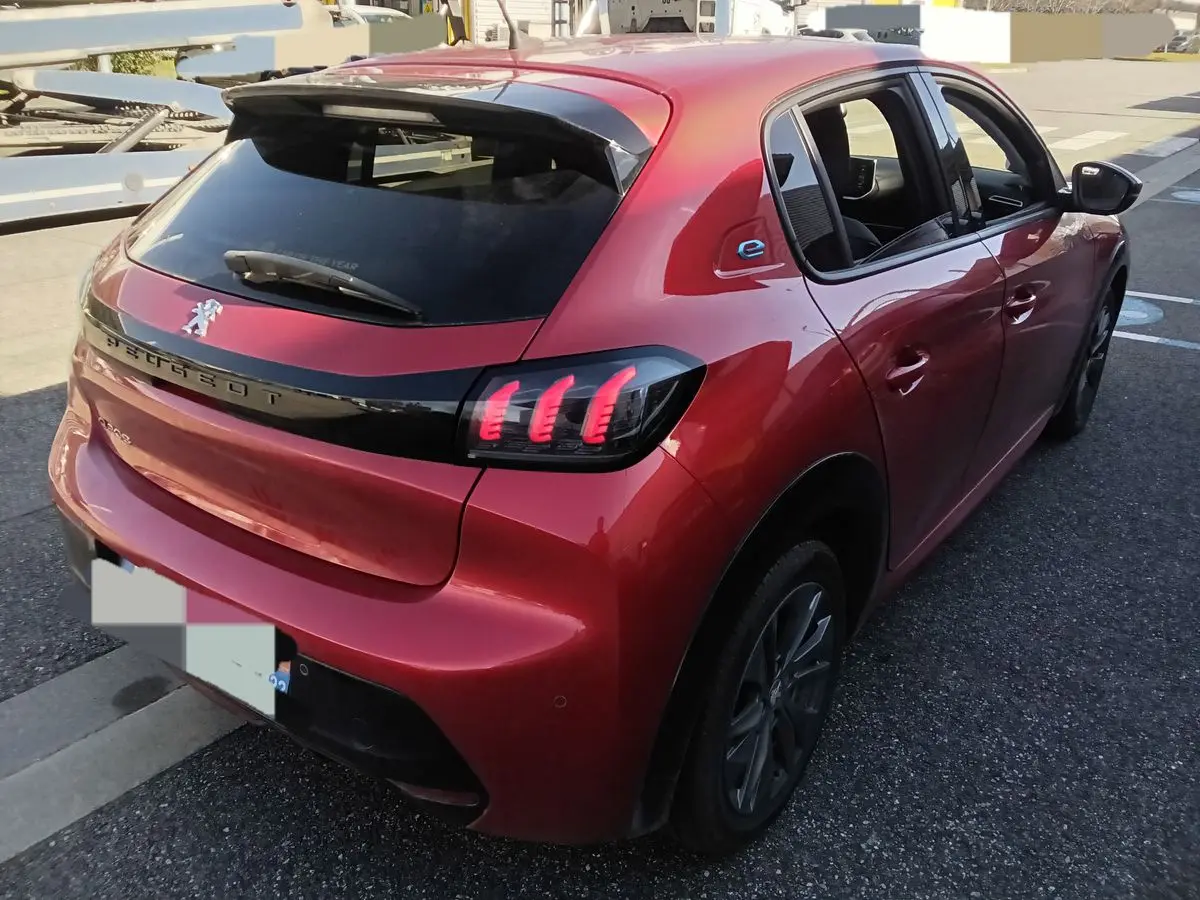 Peugeot e-208 Allure Business 3