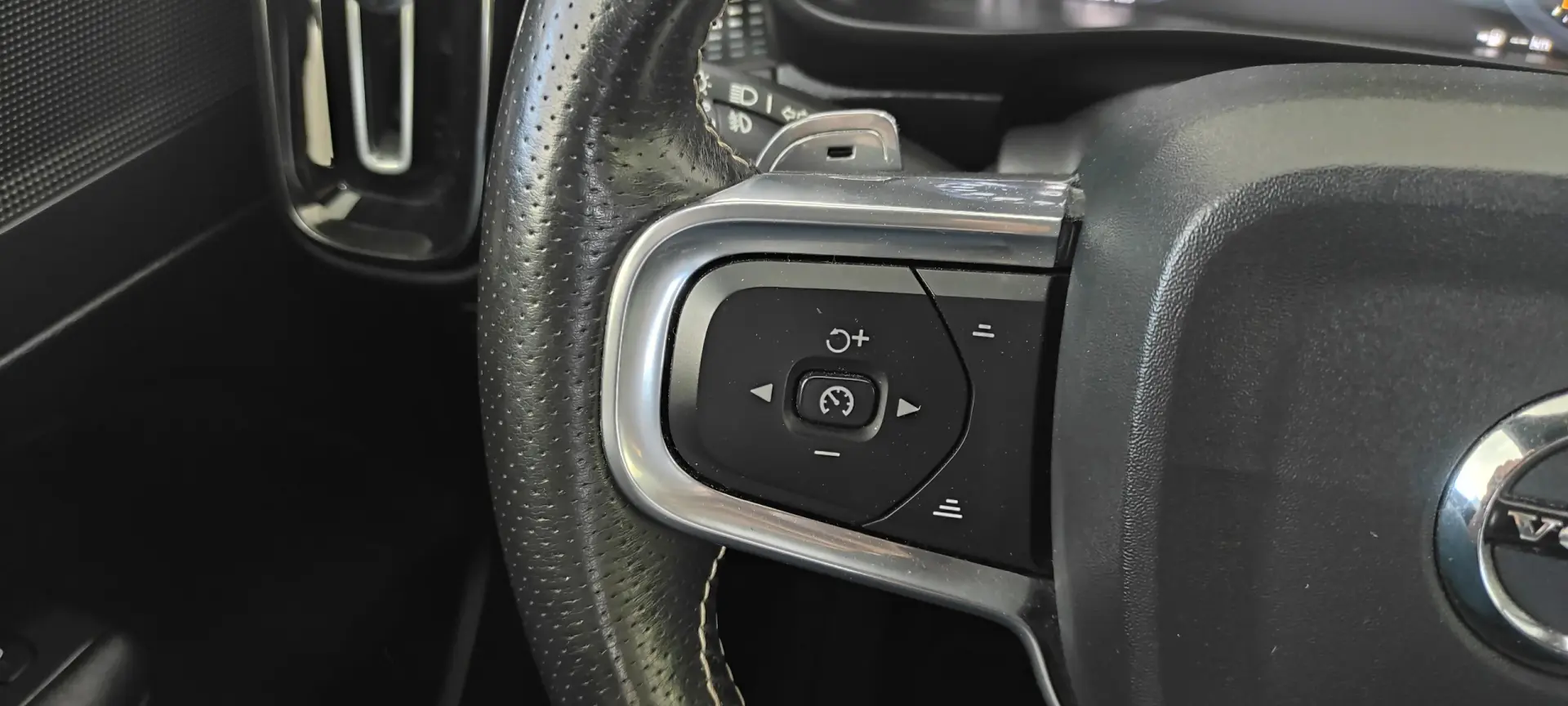 Volvo XC 40 2.0 D3 R-Design Geartronic 36