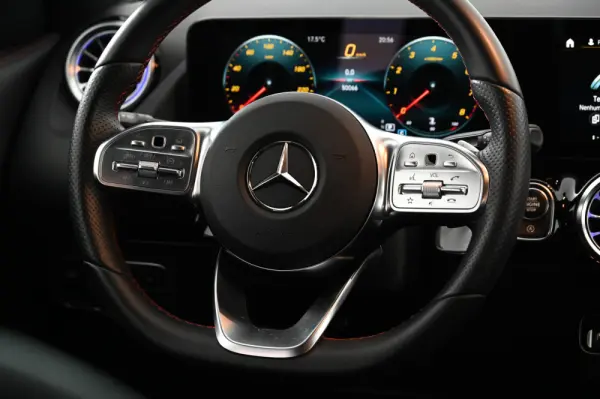 Mercedes-Benz GLA 200 AMG Line 16