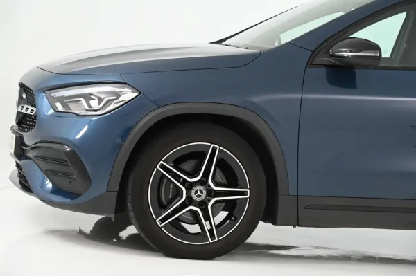 Mercedes-Benz GLA 200 AMG Line 11