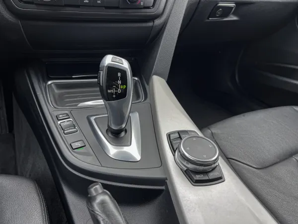 BMW 318 d Touring Auto 10