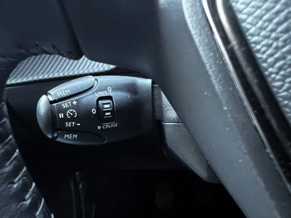 Peugeot 2008 1.2 PureTech Allure 13