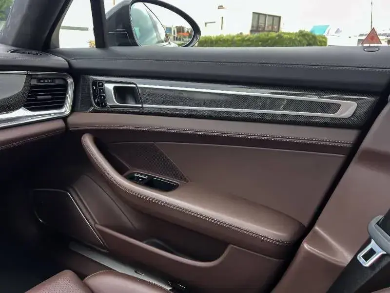 Porsche Panamera 12