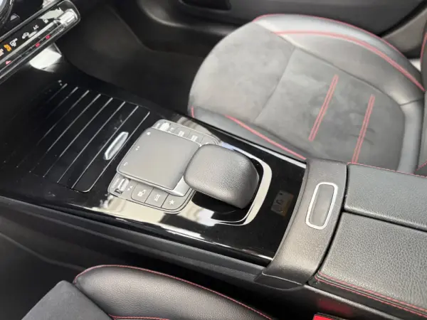 Mercedes-Benz CLA 250 e Shooting Brake AMG Line 24