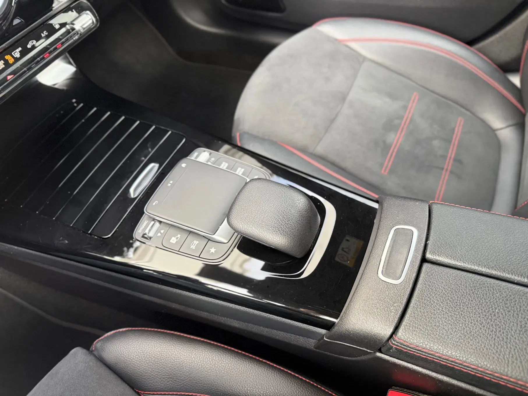 Mercedes-Benz CLA 250 e Shooting Brake AMG Line 24