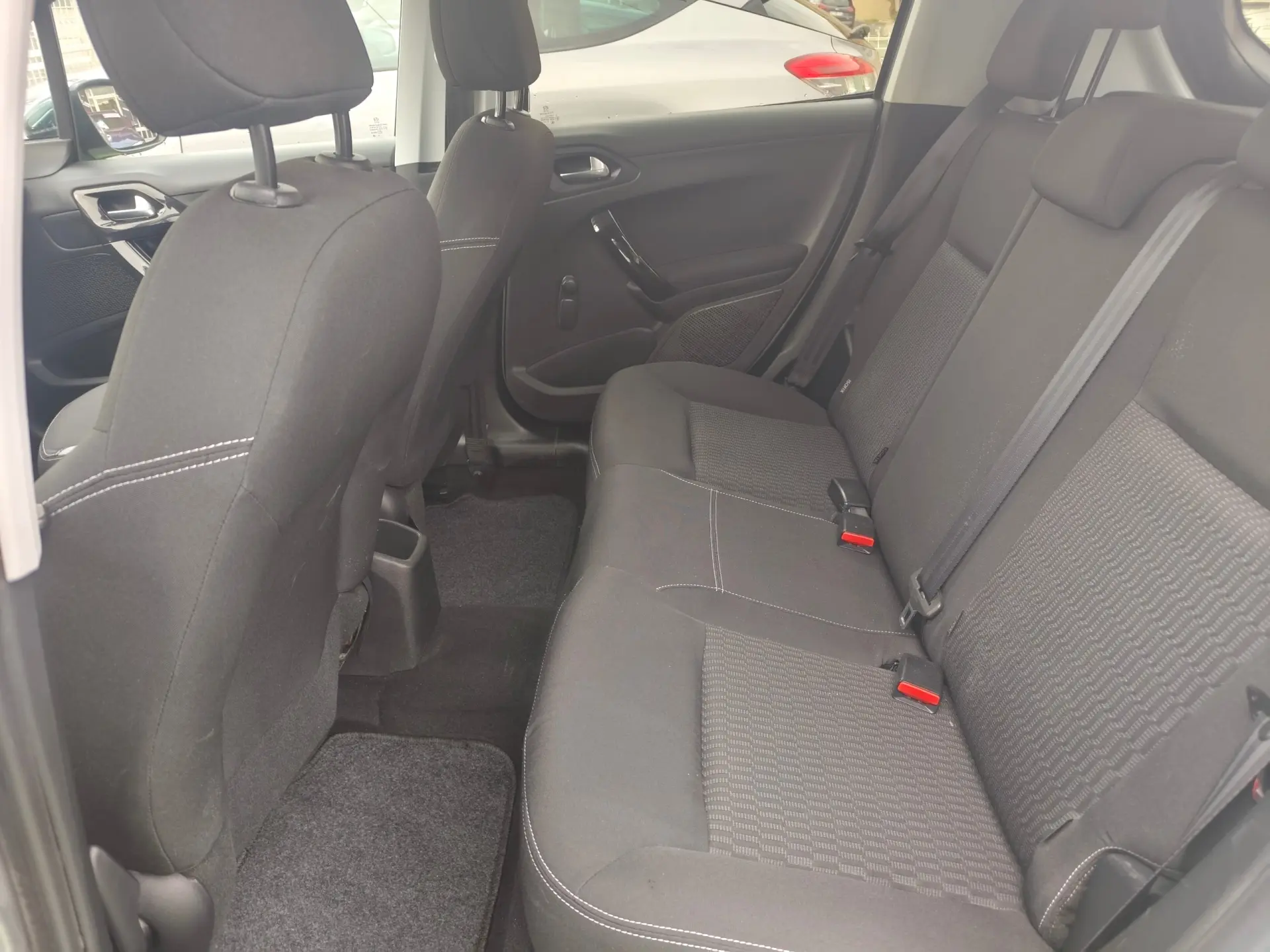 Peugeot 208 1.6 BlueHDi Style 17