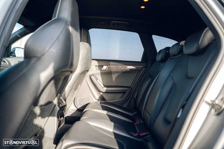 Audi RS4 Avant 4.2 FSi quattro S tronic 32