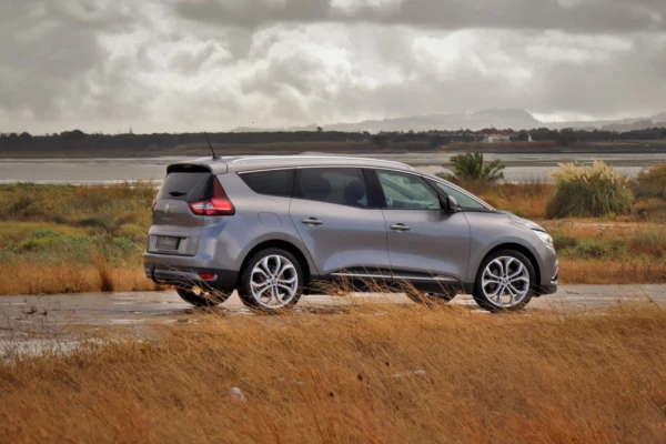 Renault Grand Scénic 1.5 dCi Dynamique S 7L 21